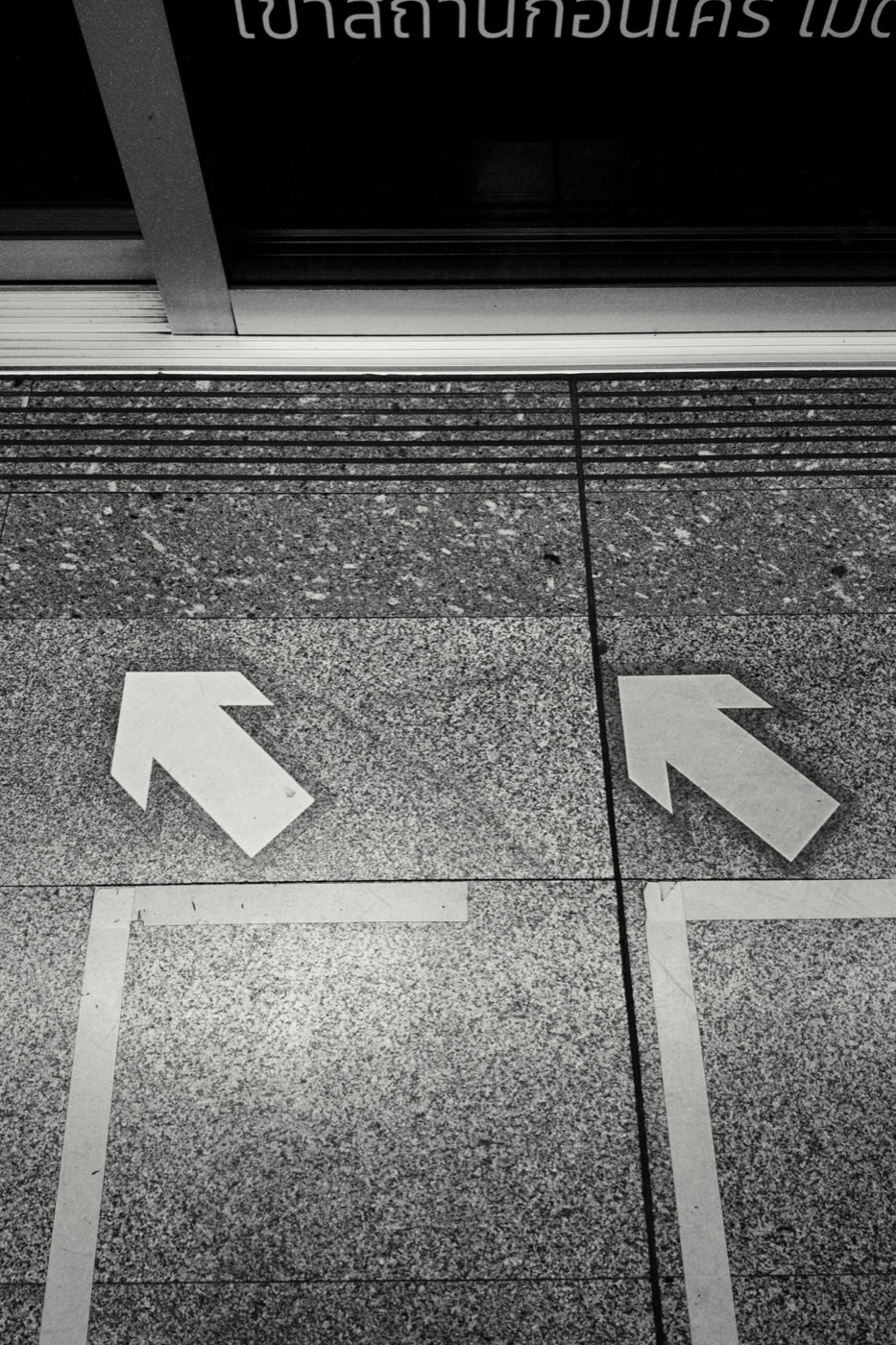 Platform arrows — B&W