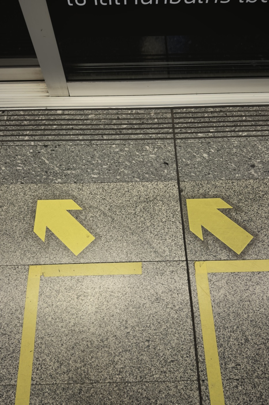 Platform arrows — Negative