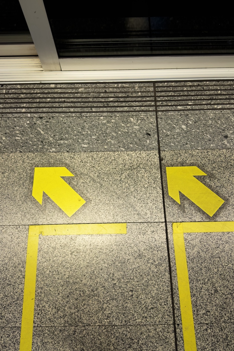 Platform arrows — Positive